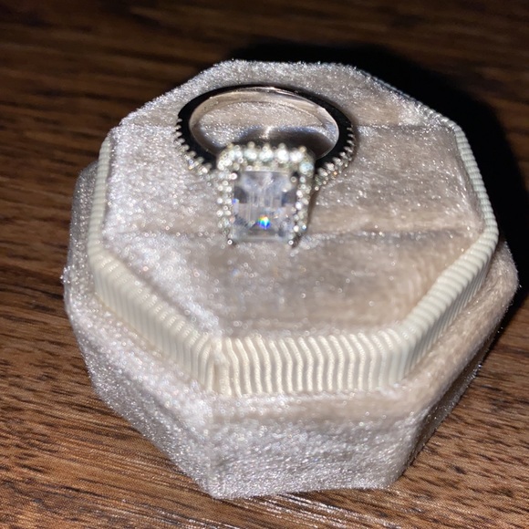 Cubic zirconia emerald cut ring - Picture 4 of 7